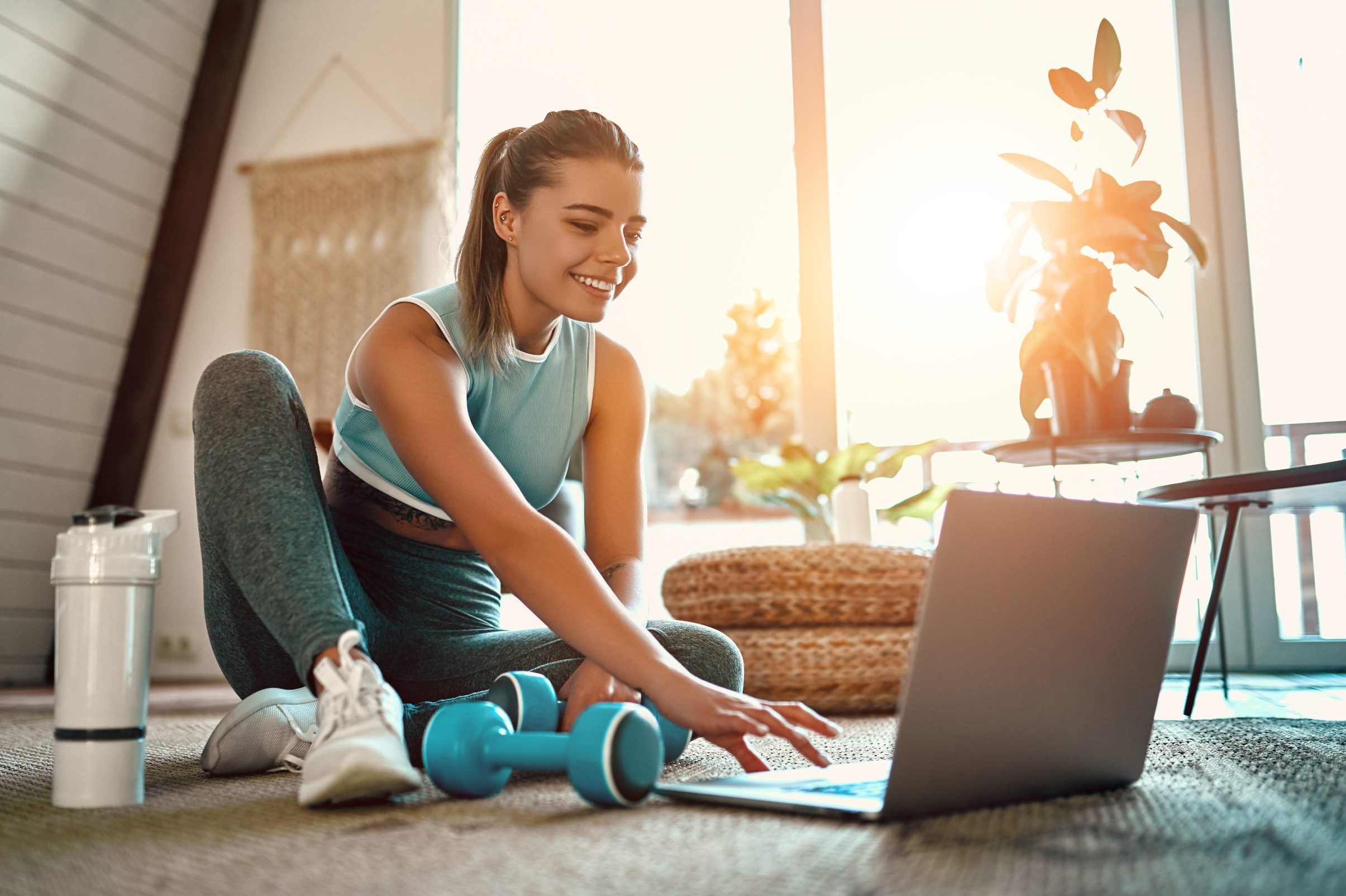 A,Sporty,Woman,In,Sportswear,Is,Sitting,On,The,Floor